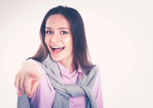 Retrato de una joven feliz apuntando a la cámara aislada en blanco junto al espacio de copia. Fotos De Stock Sin Royalties Gratis