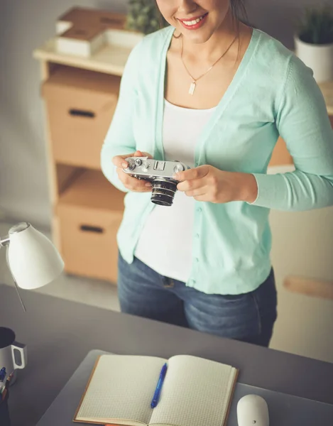 Vrouw is een professionele fotograaf met camera Rechtenvrije Stockfoto's