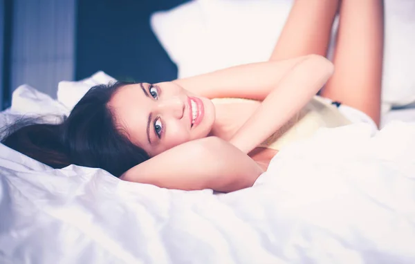 Yatakta uzanan güzel kadın Stok Fotoğraf