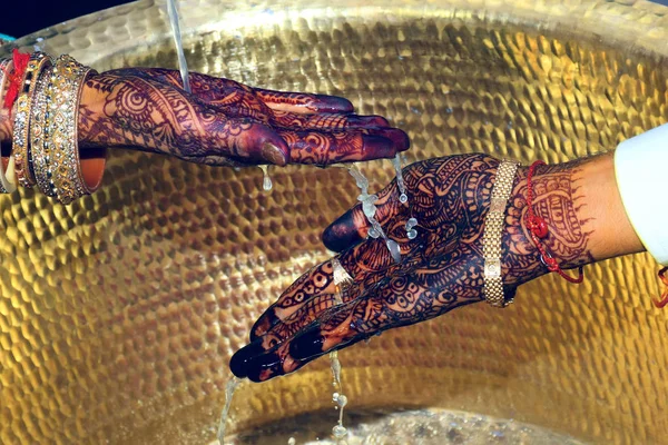 Hand in Hand in indischer Ehe — Stockfoto