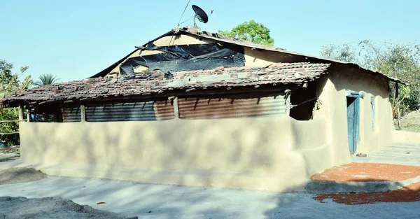 Striscia davanti alla casa fatta di fango — Foto Stock