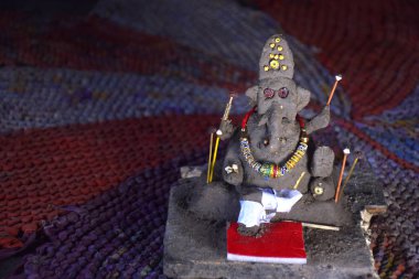 Lord Ganesha seçici odak, renkli bulanıklık arka plan ile kilden yapılmış, Hint köyünde