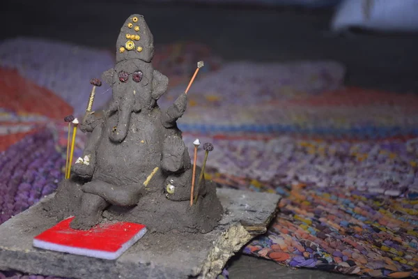 Lord Ganesha in selektivem Fokus, aus Ton mit farbenfrohem Hintergrund, in einem indischen Dorf — Stockfoto