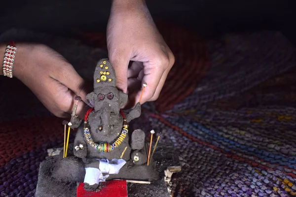 Володар ганеші, прикрашає індійського хлопчика, зробленого з глини — стокове фото