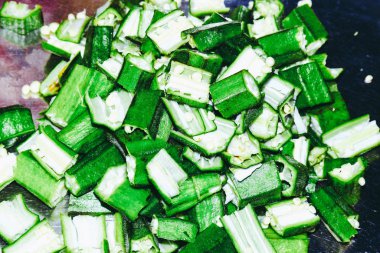 Bamya dilimleri görüntü, bayan parmak yeşil ve taze dilimler