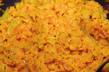 Kuzu ile Pilav, ve kırmızı garnet, büyük bir dökme demir tavada kazan. Arka plan görüntüsü