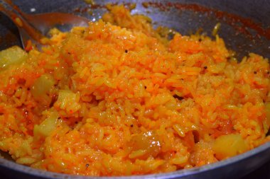 Pilav veya kuzu ile, ve kırmızı garnet, büyük bir dökme demir kızartma tavada kazan. Arka plan görüntüsü.