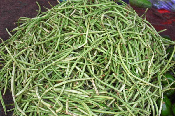 Frijoles verdes por la libra en una tienda de comestibles, mercado de verduras indias —  Fotos de Stock