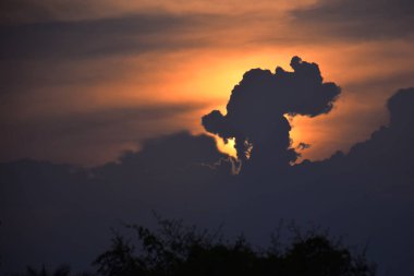 Güneşin doğuşunu ve güneş arka plan belirleme.