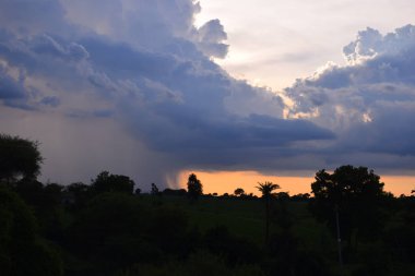 Güneş doğuyor ve batıyor arka plan, sarı, siyah ve turuncu bulutlar