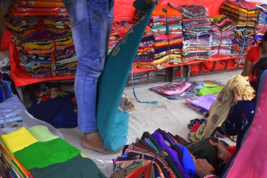 Hintli kadınların el kıyafetleri pazarda Hint Geleneksel Kadın Sari kıyafetleri satıyor..