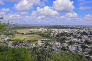 Tepenin tepesinden Dewas şehrinin güzel manzarası