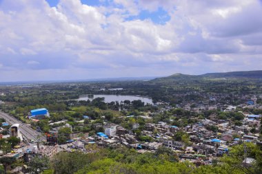 Tepenin tepesinden güzel bir şehir manzarası, ünlü ben.