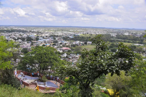 Schöne Aussicht auf die Stadt von der Spitze des Hügels — Stockfoto