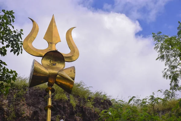 Efendi Shiva 'nın pirinç mızrağı Maa Chamunda tepesinde konumlandı.