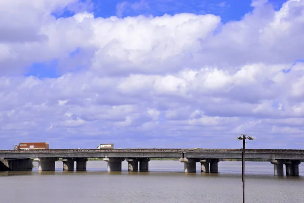 Agra- Mumbai karayolunu bağlayan Kshipra nehrinde inşa edilmiş bir köprü. — Stok fotoğraf