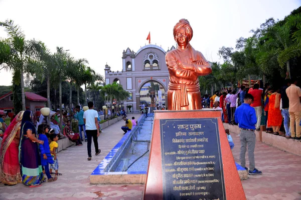 Dewas, Hindistan, 09-10-2019, Dewas şehrinde bulunan Swami Vivekananda heykeli, arka planda Dewas şehrinin ünlü Sayaji kapısı, Dewas halkı mata 'nın tablosuna bakıyor.