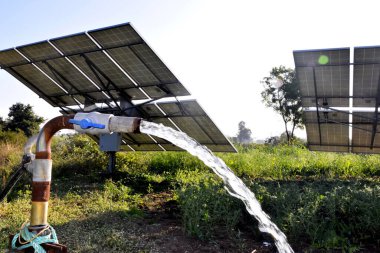 Arazi sulama için tarım ekipmanları, su jeti, arkasında da güneş paneli...,