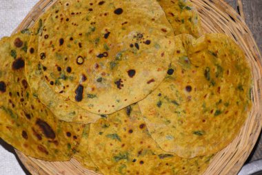 Hindistan 'ın ünlü besin maddesi olan ahşaptan yapılmış sepetin içinde saklanan çemen ağacı parathaları.