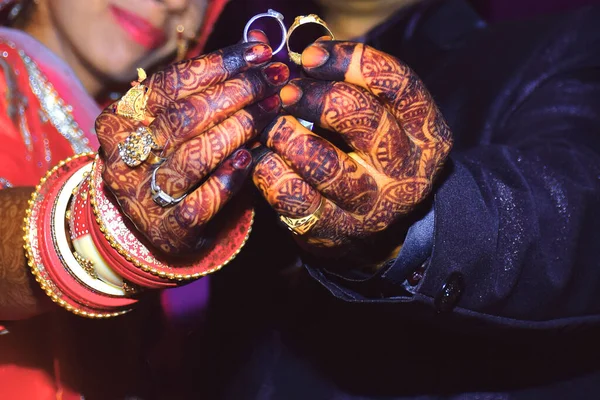 Ein Junges Indisches Verheiratetes Paar Zeigt Ihre Ringe Der Kamera — Stockfoto