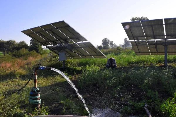 Arazi Sulama Için Tarım Ekipmanları Jeti Arkasında Güneş Paneli — Stok fotoğraf