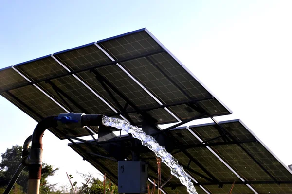 Landwirtschaftliche Geräte Für Die Feldbewässerung Wasserstrahl Hinter Dem Sich Solarzellen — Stockfoto