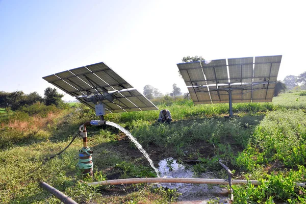 Equipo Agrícola Para Riego Campo Chorro Agua Detrás Del Cual —  Fotos de Stock