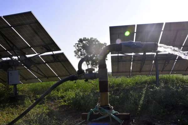 Equipamento Agrícola Para Irrigação Campo Jato Água Atrás Qual Painel — Fotografia de Stock