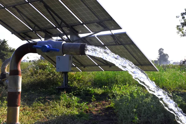 Сельскохозяйственная Техника Полевого Орошения Струя Воды Которой Находится Солнечная Панель — стоковое фото