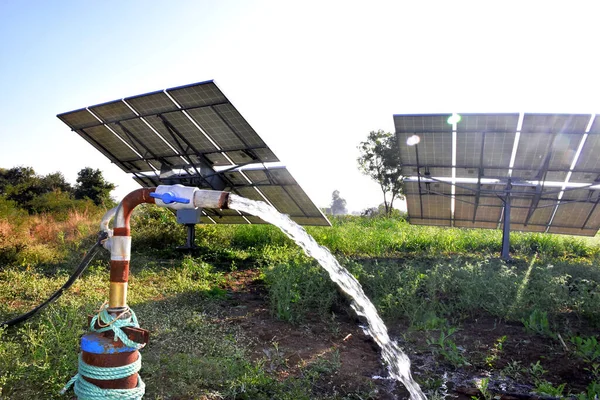 Equipo Agrícola Para Riego Campo Chorro Agua Detrás Del Cual —  Fotos de Stock