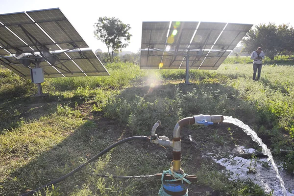 Alan Sulama Için Tarımsal Ekipman Jeti Arkasında Güneş Paneli Güneş — Stok fotoğraf