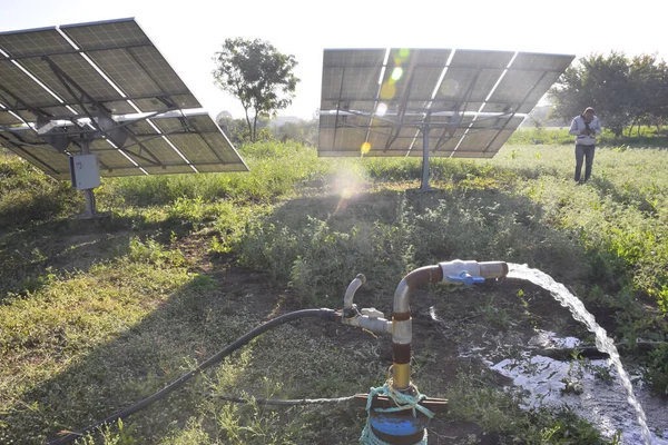 Equipo Agrícola Para Riego Campo Chorro Agua Detrás Del Cual — Foto de Stock