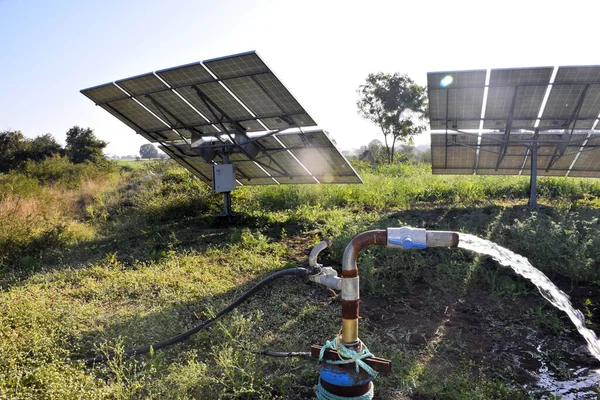 Jordbruksutrustning För Fältbevattning Vattenstråle Bakom Vilken Solpaneler Solstrålar — Stockfoto