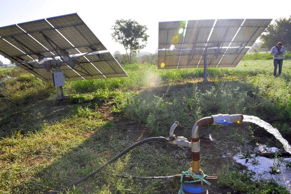 Jordbruksutrustning För Fältbevattning Vattenstråle Bakom Vilken Solpaneler Solstrålar — Stockfoto