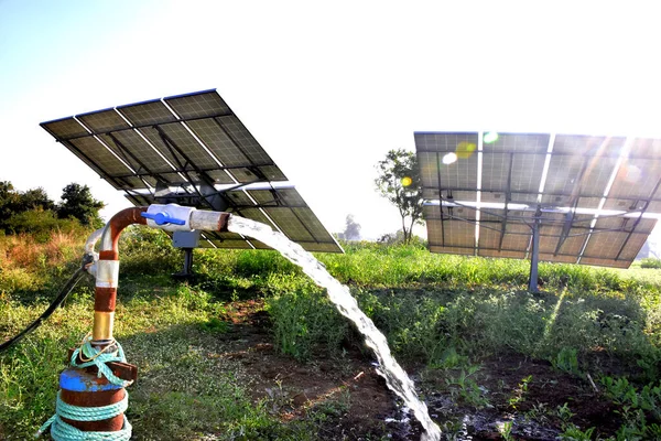 Equipo Agrícola Para Riego Campo Chorro Agua Detrás Del Cual — Foto de Stock