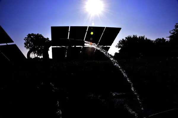 Alan Sulama Için Tarımsal Ekipman Jeti Arkasında Güneş Paneli Güneş — Stok fotoğraf