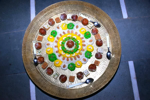 カラフルな米で作られた美しいケーキ ドライフルーツやお菓子で飾られた真鍮板で — ストック写真
