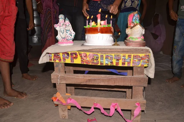生日滴蛋糕和燃烧的蜡烛与巧克力和撒播孤立的黑色背景横幅与党的装饰 庆祝的概念 趋势滴水蛋糕 — 图库照片