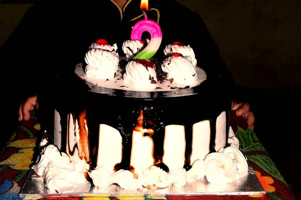Doğum Günü Pastası Çikolata Çikolata Serpiştirilmiş Yanan Mum Parti Dekorlu — Stok fotoğraf