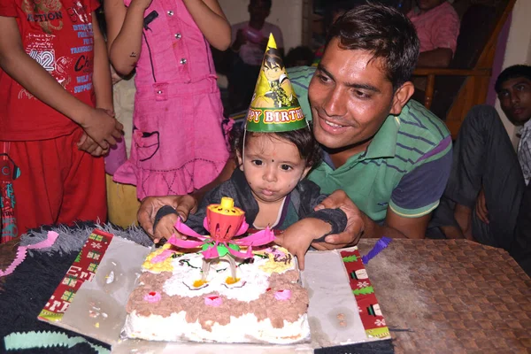 2020 Indore 在他的生日那天 村里的小男孩正在享受着一个蛋糕 她的父亲和其他孩子也在参加他的生日宴会 — 图库照片