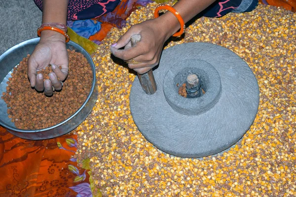 Village Woman Hand Grinds Gram Old Hand Operated Flour Mill — Stock Photo, Image