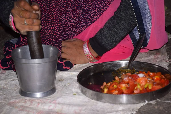 Індійська Сільська Жінка Шліфує Спеції Щоб Зробити Овочі — стокове фото