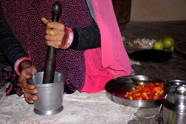 Indische Landfrau Mahlt Gewürze Gemüse Herzustellen — Stockfoto