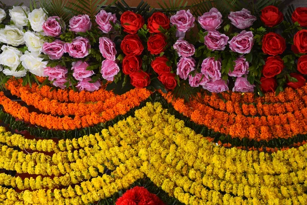 Indické Tradiční Květinové Girlandy Pozadí — Stock fotografie