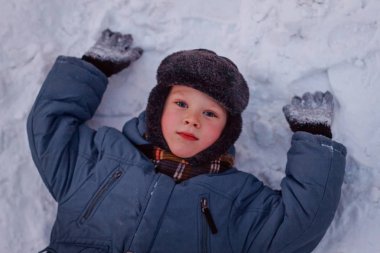 Sevimli küçük çocuk buz pistinde paten