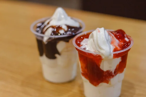 Çikolata ve çilek Cafe üzerinde krem ile dondurma