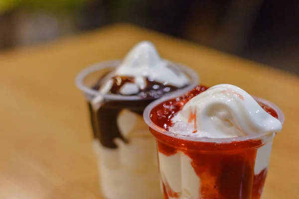 Sundae con cioccolato e crema di fragole su caffè — Foto Stock