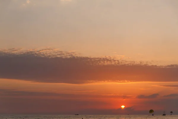 Катер з заходом сонця над морем — стокове фото