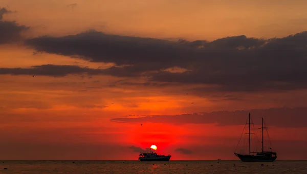 Gemilerin siluetarka karşı denizde güzel gün batımı, — Stok fotoğraf