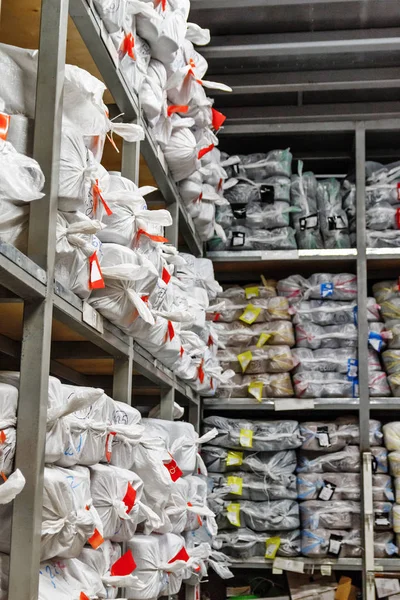 raflara konulan büyük ürün ve çanta ambarı,